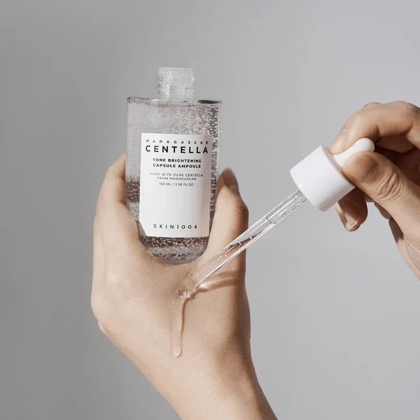 Осветительная ампула с экстрактом центеллы и ниацинамидом SKIN1004 Madagascar Centella Tone Brightening Capsule Ampoule M01332 фото