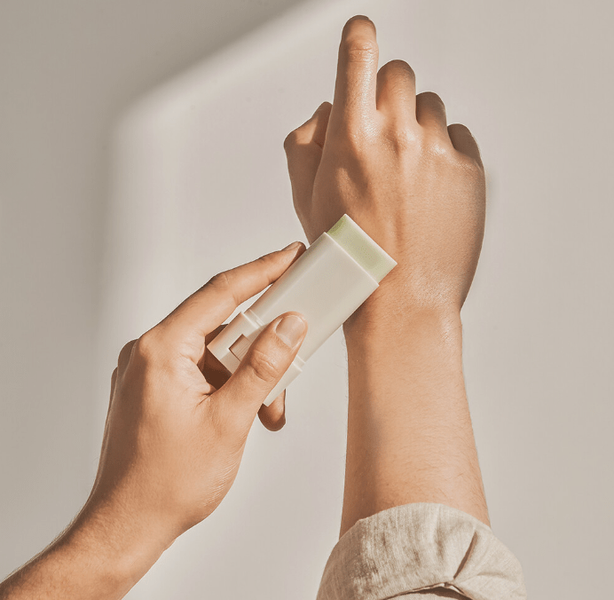 Матуючий сонцезахисний стік на основі екстракту полину та зеленого чаю BEAUTY OF JOSEON MATTE SUN STICK: MUGWORT+CAMELIA  M00069 фото