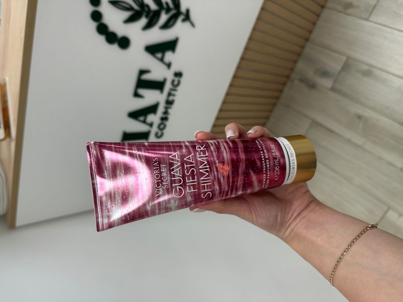 Парфюмерный увлажняющий лосьон для тела с шиммером Victoria's Secret Guava Fiesta Shimmer Lotion 236 мл МО1416 фото